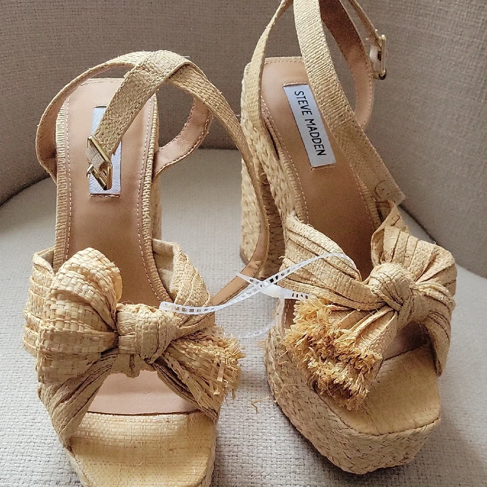 Steve Madden Beige Bow Platform Heels